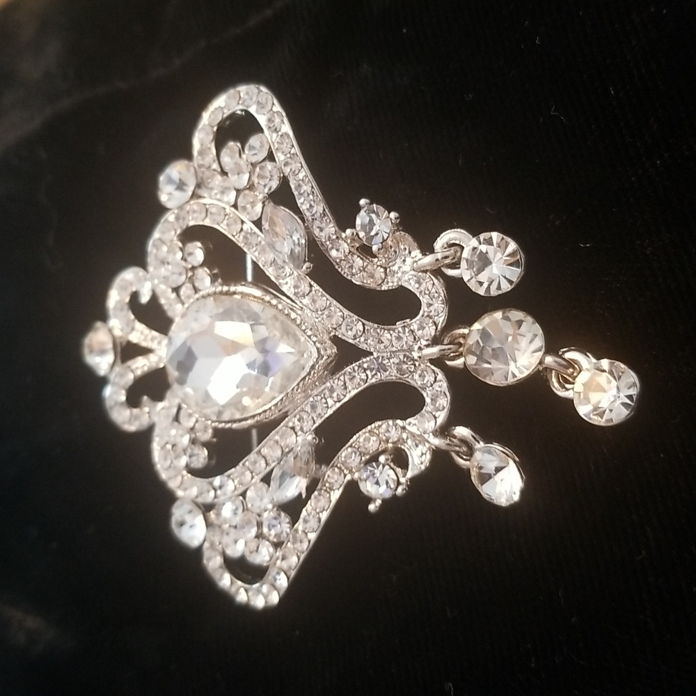 NWOT Rhinestone brooch with dangles (4050)